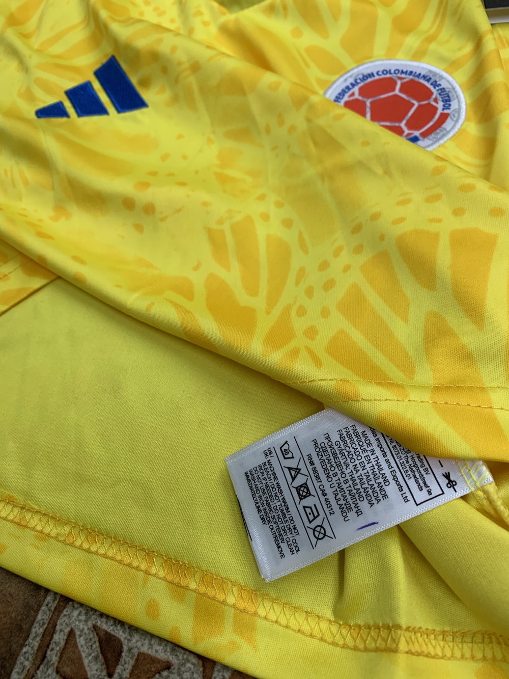 Adidas Colombia 2026 World Cup Women's Cropped Jersey Size L - Picture 4 of 4